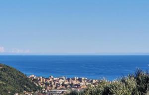 Elle offre une vue sur la ville et l'océan. dans l'établissement Gorgeous Apartment In Camporosso, à Camporosso 16 autres photos