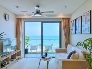 Una sala de estar con un sofá y un televisor. en The Song Apartment 5 Stars Vung Tau - Căn Hộ Du Lịch Biển Vũng Tàu, en Vung Tau