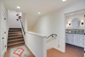 een trap met witte muren en een witte trap bij Casa Cielo in Santa Barbara +44 foto's