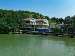 um grande edifício num cais junto a um rio em Irori no oyado zen - Vacation STAY 80209v em Mimasaka