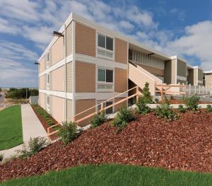 un bâtiment avec un aménagement paysager devant lui dans l'établissement WorldMark Surfside Inn, à Ocean Park