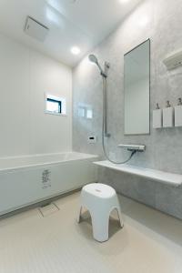 ein Badezimmer mit Toilette, Waschbecken und Spiegel in der Unterkunft Laf Denen 千葉県富津市のvacation rental in Futtsu + 41 Fotos