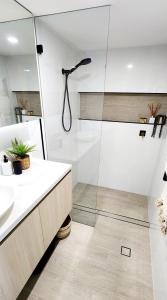un baño con ducha y lavabo en Cerulean Apartments, en Caloundra 36 fotos más