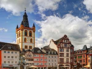 PellingenApartment in Pellingen near Trier & Nature Park的一座高大的建筑,在城市里有一个钟楼