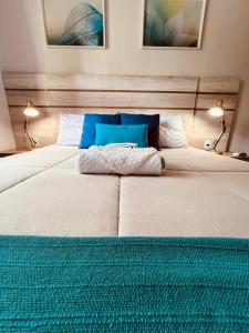 ein Schlafzimmer mit zwei großen Betten mit zwei Lampen in der Unterkunft Hotel Signature Clarion BLUE - Luxury Veranda Edition - by PluXstay in São Paulo