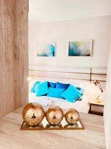 Drei Donuts auf einem Tablett vor einem Bett in der Unterkunft Hotel Signature Clarion BLUE - Luxury Veranda Edition - by PluXstay in São Paulo
