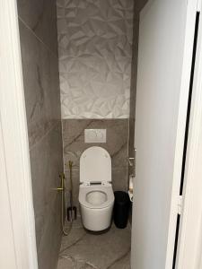 Modern and cozy 2 bedroom fully equipped في أولينز: حمام صغير مع مرحاض في كشك +4 صور