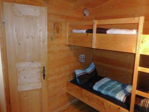 ein Schlafzimmer mit Etagenbetten in einem Blockhaus in der Unterkunft Rural Home Near Bavarian Lakes in Steingädele