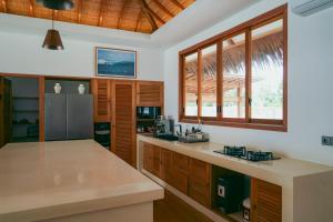 Kuchyň nebo kuchyňský kout v ubytování Villa Madu Mentawai