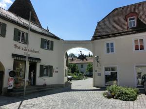 ein Torbogen in der Mitte zweier Gebäude in der Unterkunft Rural Home Near Bavarian Lakes in Steingädele + 32 Fotos