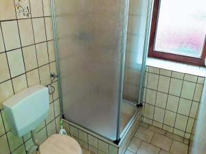 ein Badezimmer mit Dusche, Toilette und Fenster in der Unterkunft Eifel Garden Villa for Groups in Karl + 31 Fotos