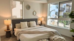 Postel nebo postele na pokoji v ubytování Luxury 1BDR centrally located in Hollywood