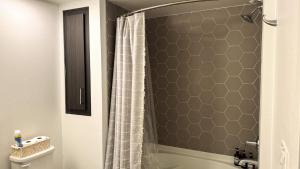 Koupelna v ubytování Luxury 1BDR centrally located in Hollywood + 11 fotografií