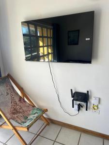 Un espejo en la pared de una habitación con una silla. en Apt with ocean view Marina Margarita residence, en Porlamar