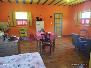 Χώρος καθιστικού στο Chalé Catarina Mendes +5 φωτογραφίες