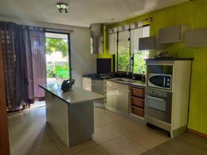 Η κουζίνα ή μικρή κουζίνα στο Fare Mape +9 φωτογραφίες