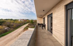 una vista desde el balcón de una casa en Beautiful Home In Vir, en Kaštelina 27 fotos más