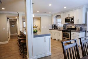 Una cocina con gabinetes blancos y encimera. en Destination #35, en Anaheim