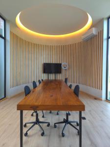 Οι επιχειρηματικές εγκαταστάσεις ή/και οι αίθουσες συνεδριάσεων στο "Tropical Vibe" Hot tub, 2 Free Beach Clubs & Sea View Rooftop Pools +102 φωτογραφίες