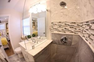 Un baño con bañera, lavabo e inodoro. en Destination #35, en Anaheim 23 fotos más