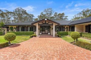 Zahrada ubytování Wilderness Waters Grand Estate with Private Pool and Tennis Court