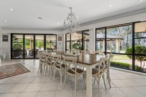 Posezení v ubytování Wilderness Waters Grand Estate with Private Pool and Tennis Court