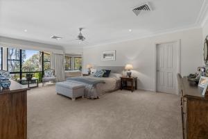 Posezení v ubytování Wilderness Waters Grand Estate with Private Pool and Tennis Court + 32 fotografií