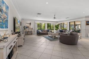 TV a/nebo společenská místnost v ubytování Wilderness Waters Grand Estate with Private Pool and Tennis Court