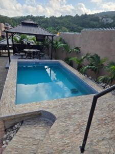 欧丘里欧2 Faced Villlas And Resorts的楼顶游泳池