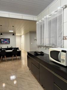 Kuchyň nebo kuchyňský kout v ubytování Beira-Mar Piscina e Churrasco