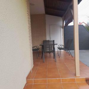 un patio avec des chaises et une table sur un balcon dans l'établissement Holiday Homes in Balatonmariafürdo 48114, à Balatonmáriafürdő