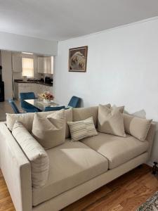 Χώρος καθιστικού στο Julie's Cozy Haven - Peaceful Retreat