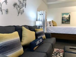 ein Wohnzimmer mit einer Couch und einem Bett in der Unterkunft Steps to Lake Fireplace Indoor Outdoor Oasis in Grand Lake