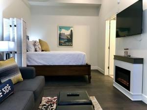 ein Wohnzimmer mit einem Bett und einem Kamin in der Unterkunft Steps to Lake Fireplace Indoor Outdoor Oasis in Grand Lake + 41 Fotos