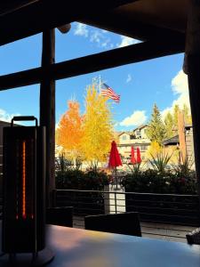 Blick von einem Tisch mit einer amerikanischen Flagge in der Unterkunft Steps to Lake Fireplace Indoor Outdoor Oasis in Grand Lake