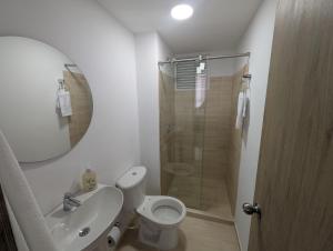 un bagno con doccia, WC e lavandino di acogedor Apartamento en el centro de Cali, cerca a todo a Cali