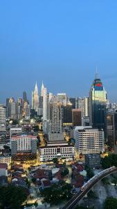 widok na miasto z budynkami i mostem w obiekcie Dans Homestay Heaven w Kuala Lumpur