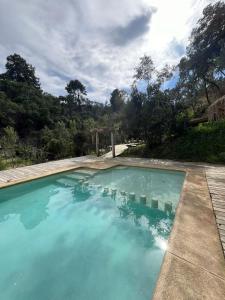 Una piscina con agua azul en un patio. en House in the Maule River Bay, en Constitución