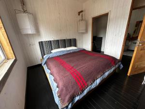 Un pat sau paturi într-o cameră la House in the Maule River Bay +29 fotografii