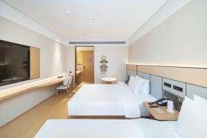 Un pat sau paturi într-o cameră la JI Hotel Shenzhen Convention & Exhibition Center Gangxia Subway Station +23 fotografii