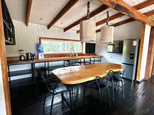 O bucătărie sau chicinetă la House in the Maule River Bay