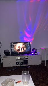 telewizor z płaskim ekranem siedzący na stole w obiekcie Dans Homestay Heaven w Kuala Lumpur