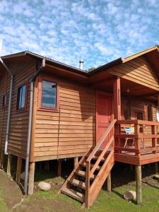 Cette grande cabane en bois est accessible par un escalier. dans l'établissement Cabañas Aguapiedras, à Linares