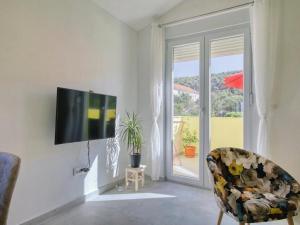 Μια τηλεόραση ή/και κέντρο ψυχαγωγίας στο Apartment Gaby - One Bedroom Apartment with Balcony
