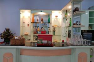 un comptoir dans une pièce remplie d'objets en verre dans l'établissement Villa MATAHARI BANDUNGAN, à Bandungan