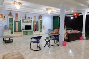 un salon avec un canapé, une table et des chaises dans l'établissement Villa MATAHARI BANDUNGAN, à Bandungan 28 autres photos