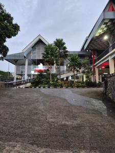 un parking vide devant un bâtiment dans l'établissement Villa MATAHARI BANDUNGAN, à Bandungan