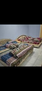 une rangée de lits avec des attaches exposées dans un magasin dans l'établissement Villa MATAHARI BANDUNGAN, à Bandungan