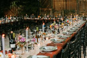 une longue table dressée avec des assiettes et des bougies et des bougies dans l'établissement Inn on the Russian River, à Monte Rio