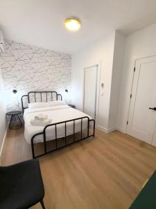 um quarto com uma cama e uma parede com um padrão em The View - Direct Bus Time Square NYC Breakfast Included - A em Jersey City